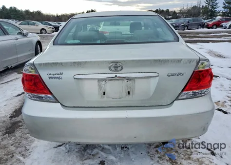 2005 Toyota Camry Le z USA, uszkodzony, nr VIN JTDBE32KX53021597